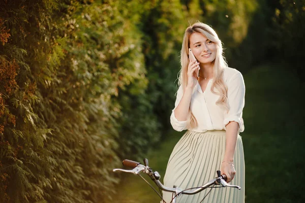 Jeune fille blonde sexy aux cheveux longs debout près de vintage whit — Photo