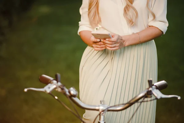 Tineri sexy blonda fata cu păr lung în picioare lângă vintage whit — Fotografie, imagine de stoc