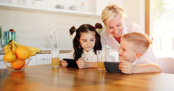 Gelukkige Jonge Familie Nieuwe Huis Zus Broer Kijken Naar Video — Stockfoto