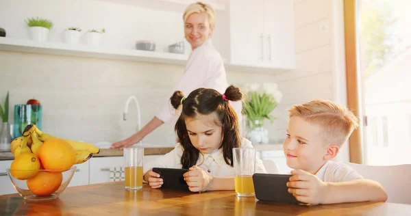 Gelukkige Jonge Familie Nieuwe Huis Zus Broer Kijken Naar Video — Stockfoto