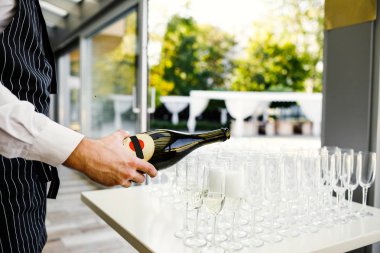 Tabl hizmet üzerinde üst üste duran şampanya ile zarif gözlük