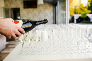 Tabl hizmet üzerinde üst üste duran şampanya ile zarif gözlük