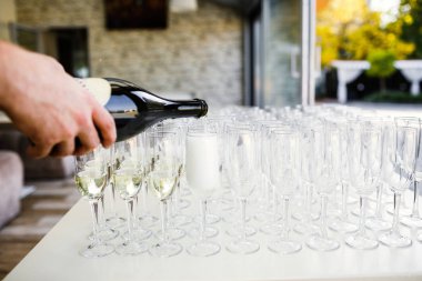 Tabl hizmet üzerinde üst üste duran şampanya ile zarif gözlük