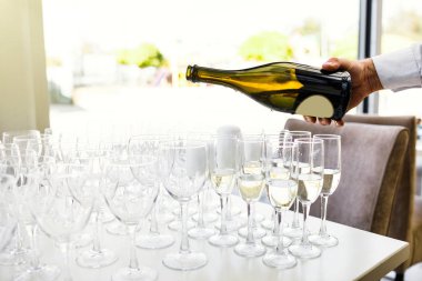 Tabl hizmet üzerinde üst üste duran şampanya ile zarif gözlük