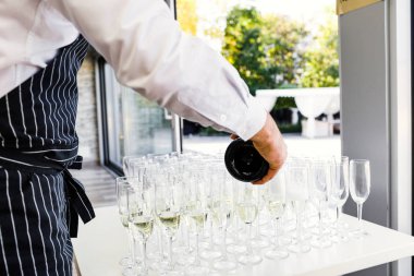 Tabl hizmet üzerinde üst üste duran şampanya ile zarif gözlük