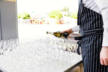 Tabl hizmet üzerinde üst üste duran şampanya ile zarif gözlük