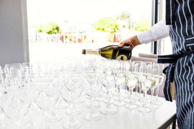 Tabl hizmet üzerinde üst üste duran şampanya ile zarif gözlük