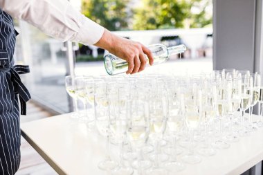 Tabl hizmet üzerinde üst üste duran şampanya ile zarif gözlük