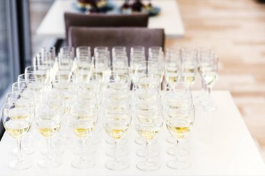 Tam soğuk şampanya flüt stand arasında yemek masası kovalar