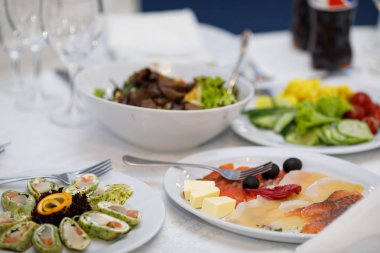 Yemekler masaya tatil için servis. Şenlikli bir ziyafet Tasarla