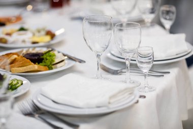 Güzel dekore edilmiş yemek sofrası, farklı yemekler.