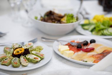 Yemekler masaya tatil için servis. Şenlikli bir ziyafet Tasarla