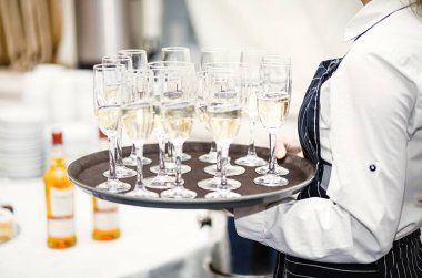 Tabl hizmet üzerinde üst üste duran şampanya ile zarif gözlük