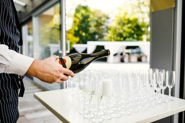 Elegant glasses with champagne standing in a row on serving tabl — Stock Photo, Image