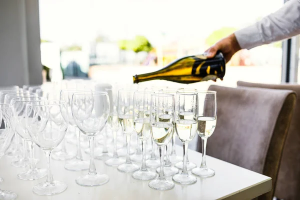 Elegante glazen met Champagne staan in een rij op het bedienen van de Tabl — Stockfoto