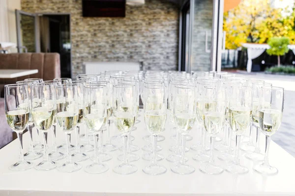 Tam soğuk şampanya flüt stand arasında yemek masası kovalar — Stok fotoğraf