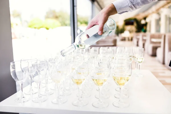 Elegante glazen met Champagne staan in een rij op het bedienen van de Tabl — Stockfoto