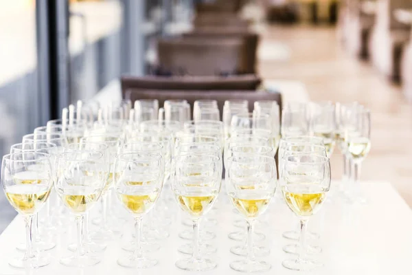 Volledige koude champagne flutes staan tussen emmers op tafel — Stockfoto