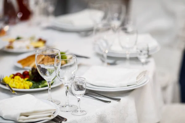 Mesa de banquete de catering lindamente decorada com comida diferente — Fotografia de Stock