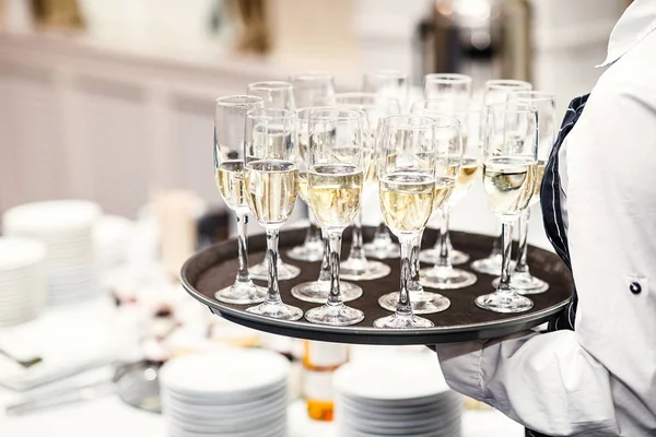 Elegante glazen met Champagne staan in een rij op het bedienen van de Tabl — Stockfoto