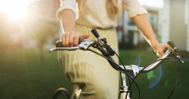 Eller vintage Bisiklet Park genç bir kız yukarı kapatın. 