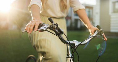 Eller vintage Bisiklet Park genç bir kız yukarı kapatın. 