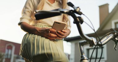 Eller vintage Bisiklet Park genç bir kız yukarı kapatın. 