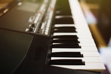 Synthesizer topuzlar. piyano tuşları yakın çekim. elektronik müzik InStr