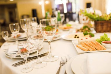 Düğün Ziyafet. Konuklar, dekore edilmiş mumlar ve çiçekler için tablo. Sonbahar kompozisyon, yemek ziyafet tablo farklı gıda ile dekore edilmiş.