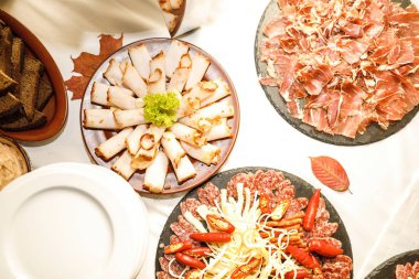 Buğulu sürahi votka ve geleneksel Ukrayna snack. 