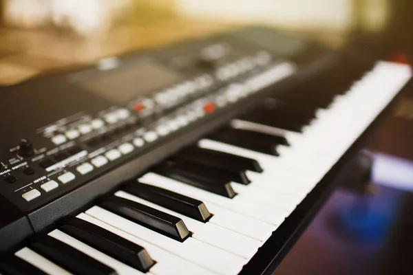 Synthesizer knoppen. piano toetsen close-up. elektronische muzikale instr — Stockfoto