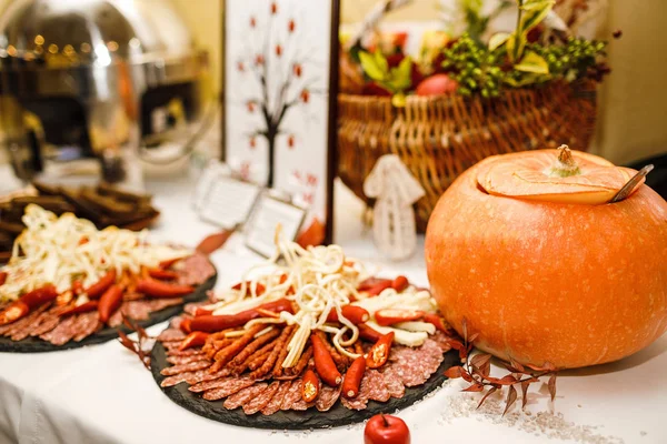 Krásně zdobené catering banketový stůl s různými jídly — Stock fotografie