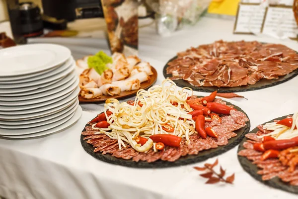 Krásně zdobené catering banketový stůl s různými jídly — Stock fotografie
