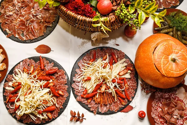美しく装飾された異なる食品と宴会テーブルをケータリング — ストック写真