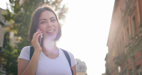 Retrato de niña positiva joven utilizando el dispositivo de teléfono inteligente moderno t —  Fotos de Stock