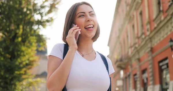 Portrét mladé dívky pozitivní pomocí moderní smartphone zařízení t — Stock fotografie