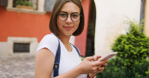 Şehirde, akıllı telefon kullanan mutlu güzel kız yaz kız — Stok fotoğraf