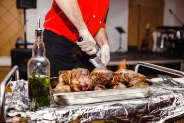 Ana sınıfı yemek. Ahşap masa arka plan üzerinde et biftek Dilimleme Şef.