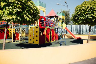 Parktaki bahçedeki renkli oyun parkı.