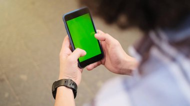 şehirde onun cep telefonu kullanan genç adam. Bir adam bize yakın çekim