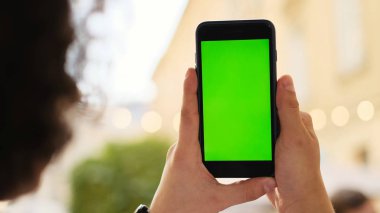 şehirde onun cep telefonu kullanan genç adam. Bir adam bize yakın çekim