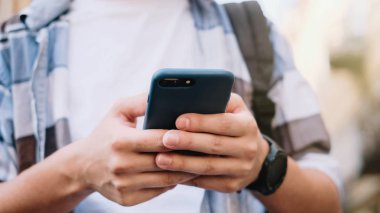 şehirde onun cep telefonu kullanan genç adam. Bir adam bize yakın çekim