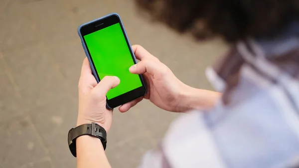 Ung man använder sin mobiltelefon i city. Närbild av en man som usin — Stockfoto