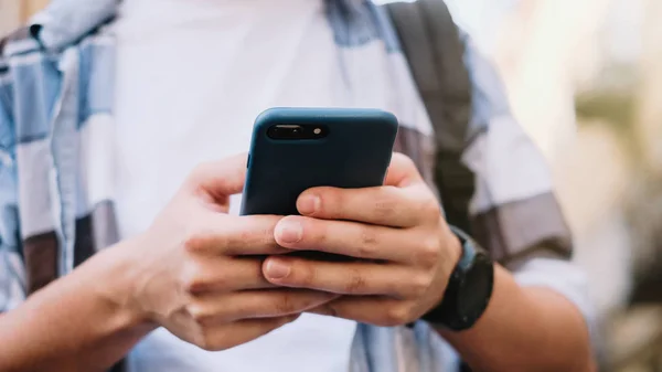 Young man using his mobile phone in city. Close up of a man usin — Stock Photo, Image