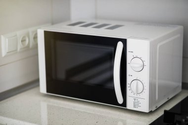 Modern mutfak iç elektrik ve mikrodalga fırın. 