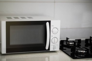 Modern mutfak iç elektrik ve mikrodalga fırın. 