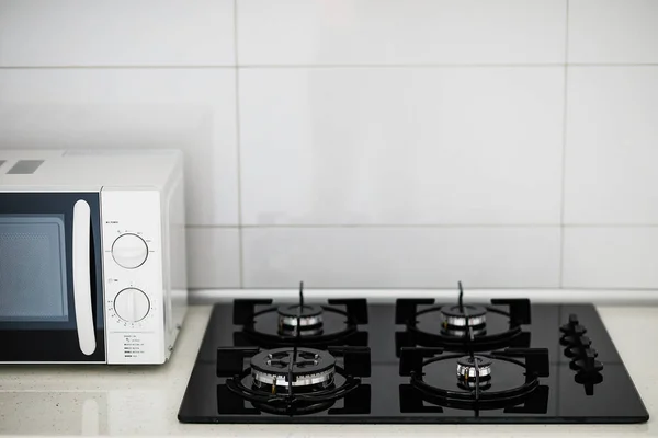 Interior de la cocina moderna con horno eléctrico y microondas . —  Fotos de Stock