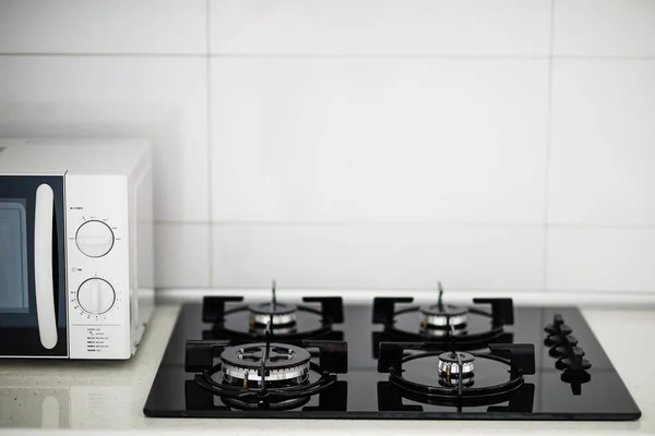 Современный интерьер кухни с электрической и микроволновой печью . — стоковое фото