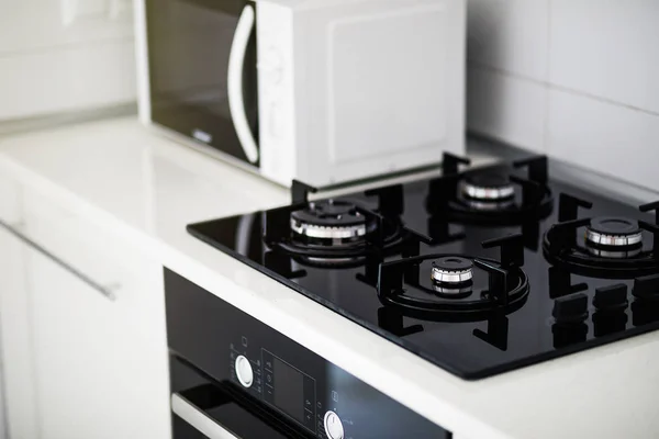 Interior de la cocina moderna con horno eléctrico y microondas . — Foto de Stock