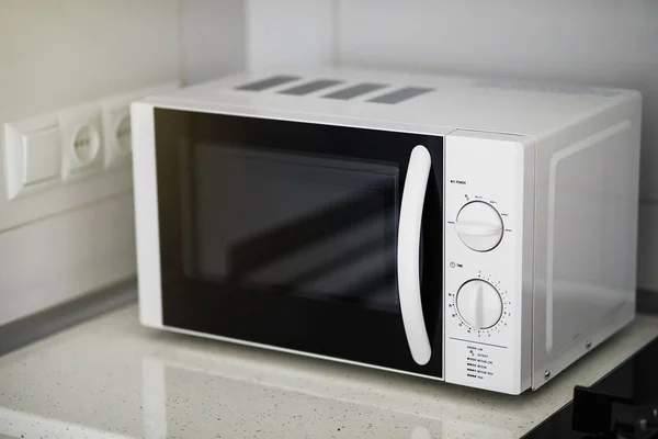 Modern mutfak iç elektrik ve mikrodalga fırın. — Stok fotoğraf